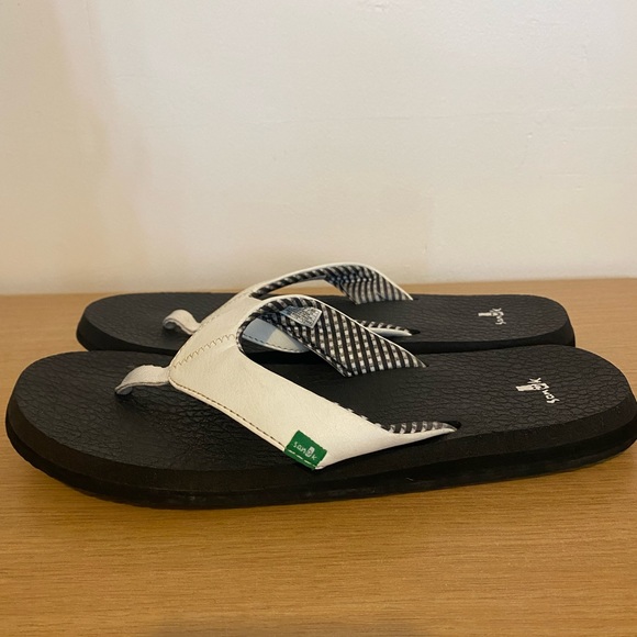 Sanuk Shoes Sanuk Yoga Mat Sandals Size 9 Black And White Flip Flops Womens Yoga Slippers
